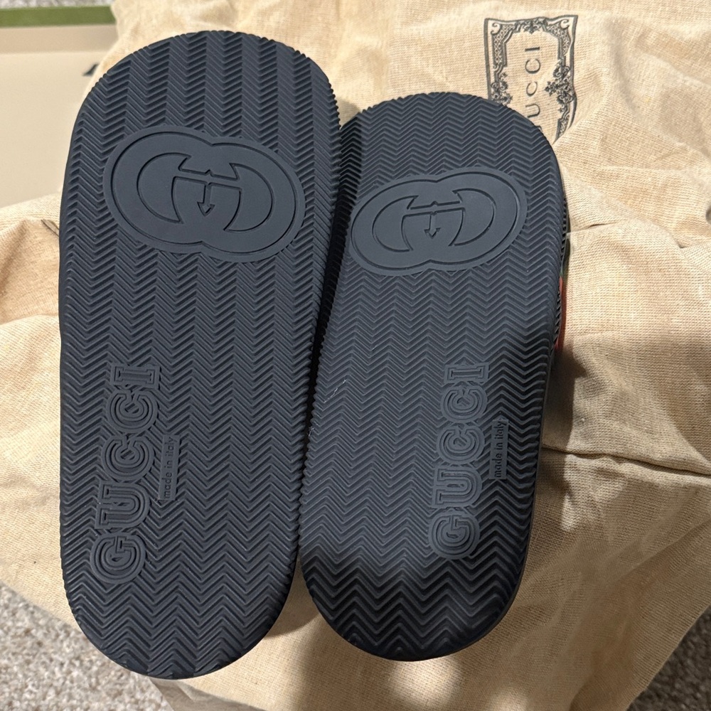 Gucci Rubber GG Interlocking Slides - Picture 2 of 4